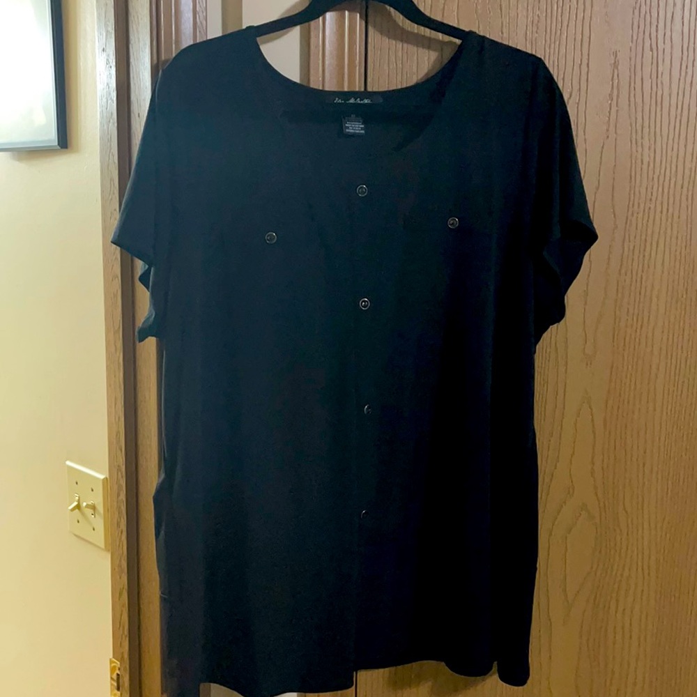 Ellie McCarthy twin pocketed buttoned up blouse.95% polyester 5% spandex.